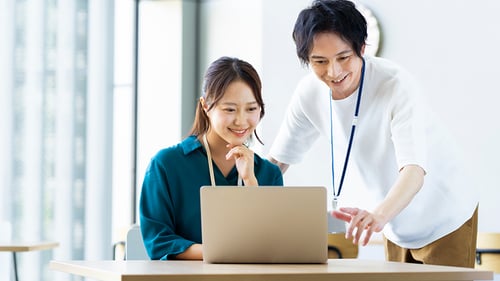 問い合わせ対応中スタッフのイメージ写真