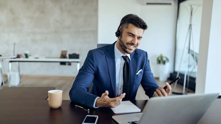 オンライン商談をする営業マン