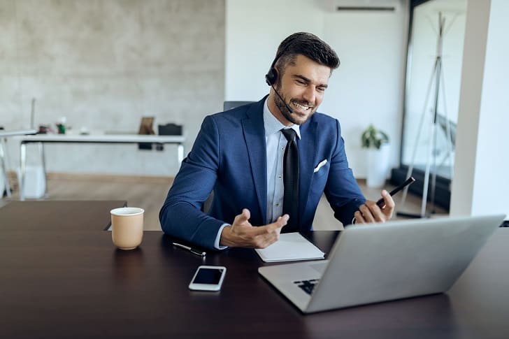 オンライン商談をする営業マン