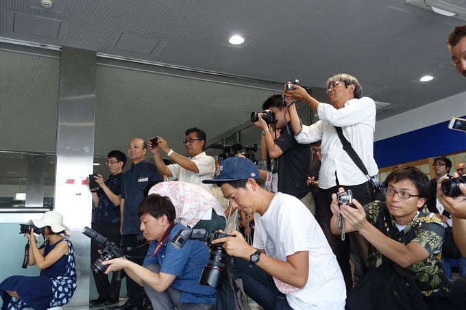 シャッターチャンスを逃すまいと居並ぶ報道関係者やカメラマン