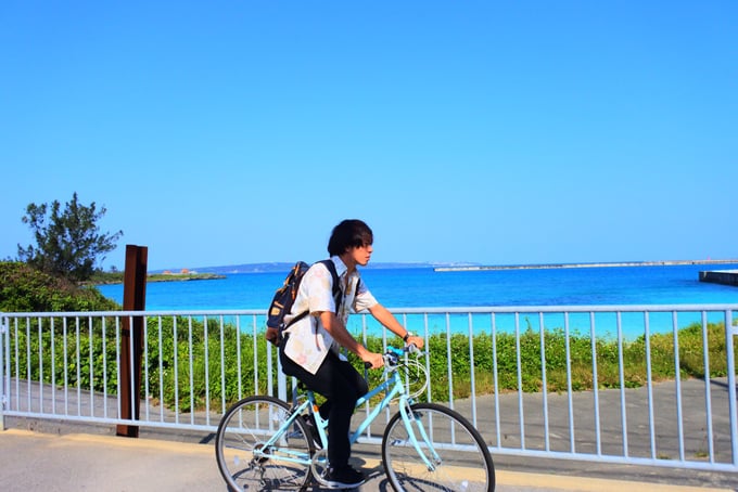 海を横目に出社