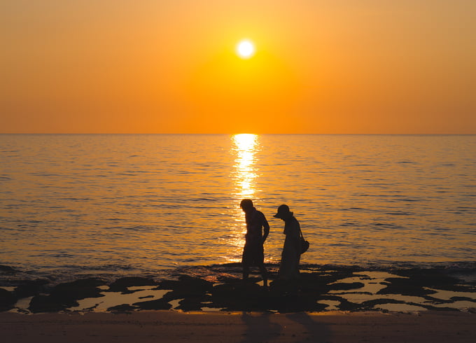 長間浜の夕日とカップル