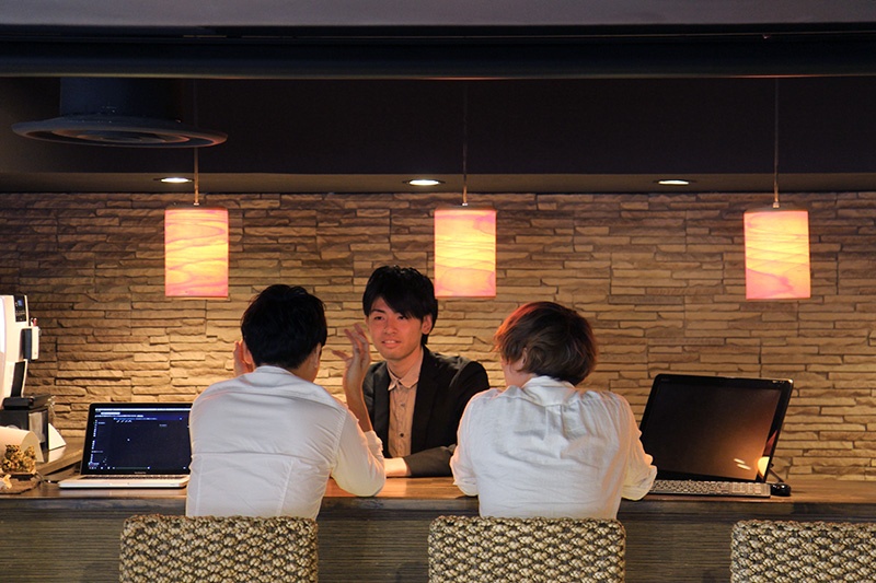 バーカウンターでインタビュー